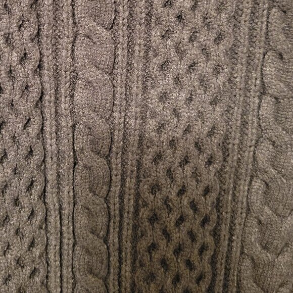 Beautiful And Soft Oversized Cable Knit Sweater - Picture 3 of 4